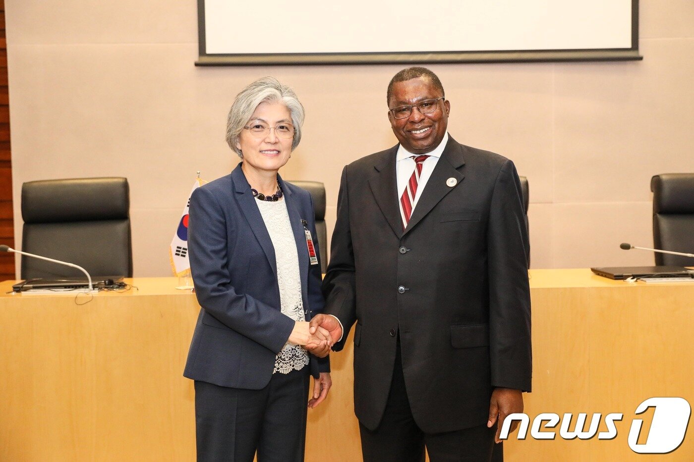 본문 이미지 - 강경화 외교부 장관은 11일(현지시간) 에티오피아 아디스아바바 소재 아프리카 연합(AU) 본부를 방문, 알버트 무찬가 AU 통상·산업 집행위원을 면담했다. ⓒ 외교부 제공=뉴스1
