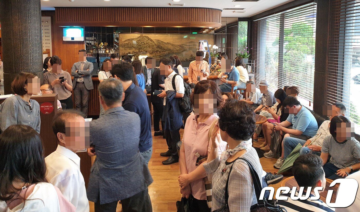 본문 이미지 - 초복인 12일 서울 중구 주교동의 평양냉면 전문점에 손님들이 몰리고 있다. ⓒ 뉴스1 황덕현 기자