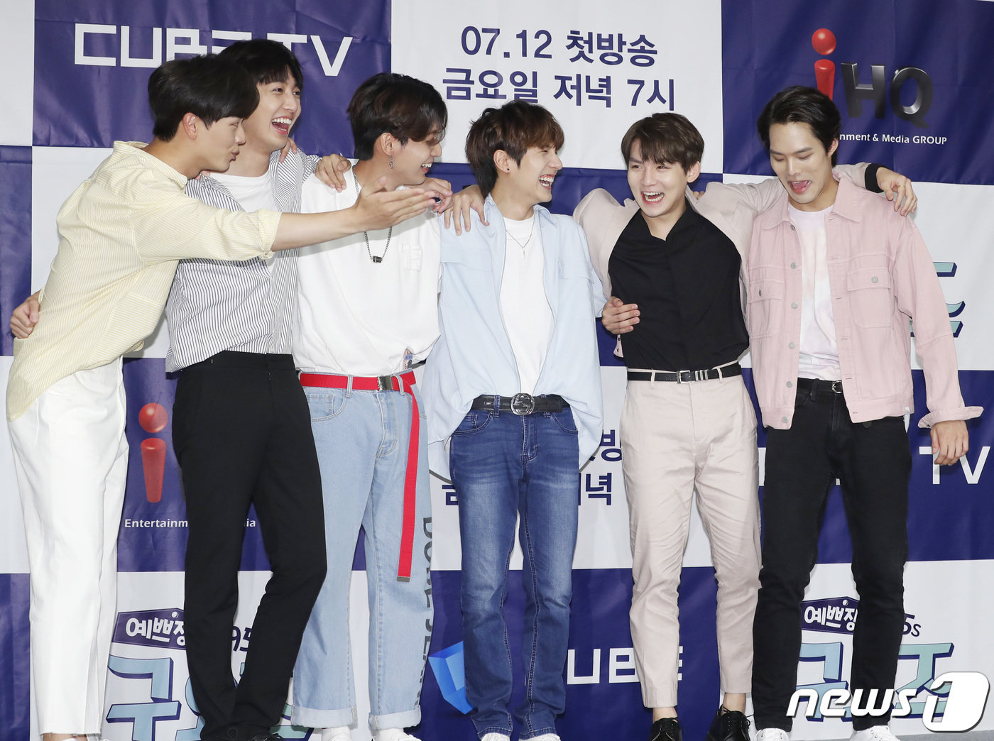 (서울=뉴스1) 권현진 기자 = 비투비 육성재(왼쪽부터), 조영민, 조광민, 노민우, 리키, 백경도가 12일 오후 서울 베스트웨스턴 프리미어 서울가든호텔에서 열린 '예쁘장한 구오즈 …