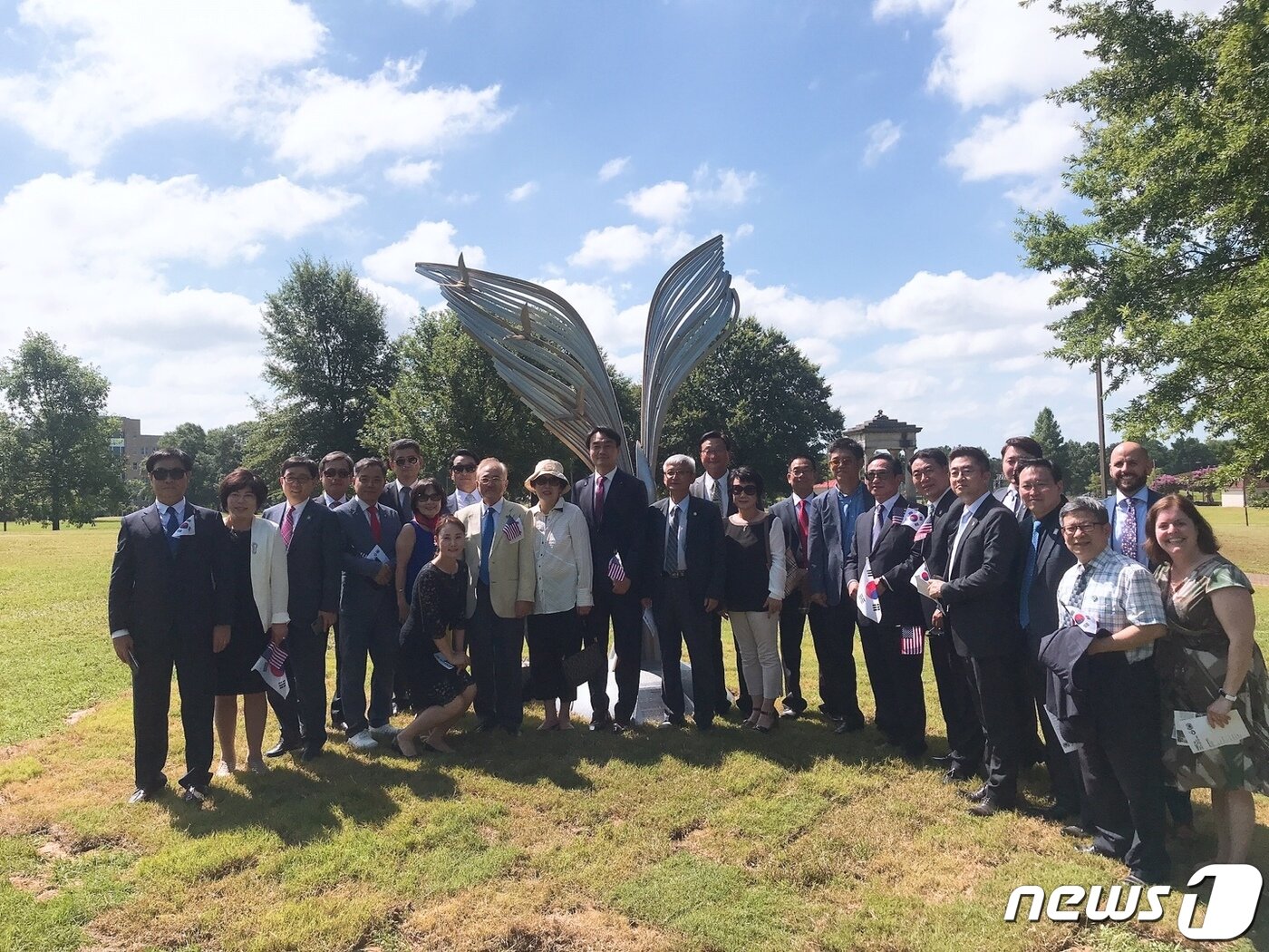 본문 이미지 - 김상호 시장 일행이 하남시 상징조형물 앞에서 단체 기념사진을 촬영하고 있다.(하남시 제공) ⓒ News1 김평석 기자