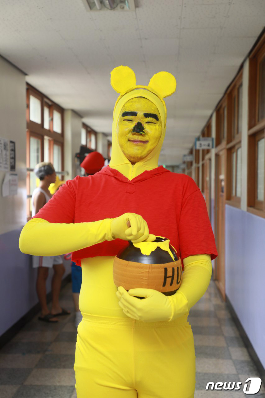 (수원=뉴스1) = 12일 경기도 의정부고등학교에서 3학년 학생들이 다양한 모습으로 분장을 한 채 졸업 사진 촬영을 하고 있다.의정부고 졸업사진은 2009년 학생들이 추억을 남기고 …