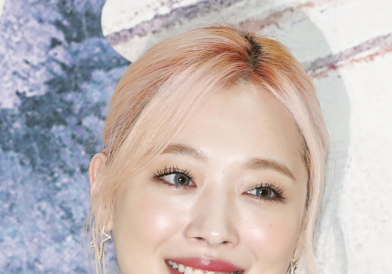 故 설리 7주기…동갑내기 절친 강지영 "보고 싶다!" 추억 사진도 공개