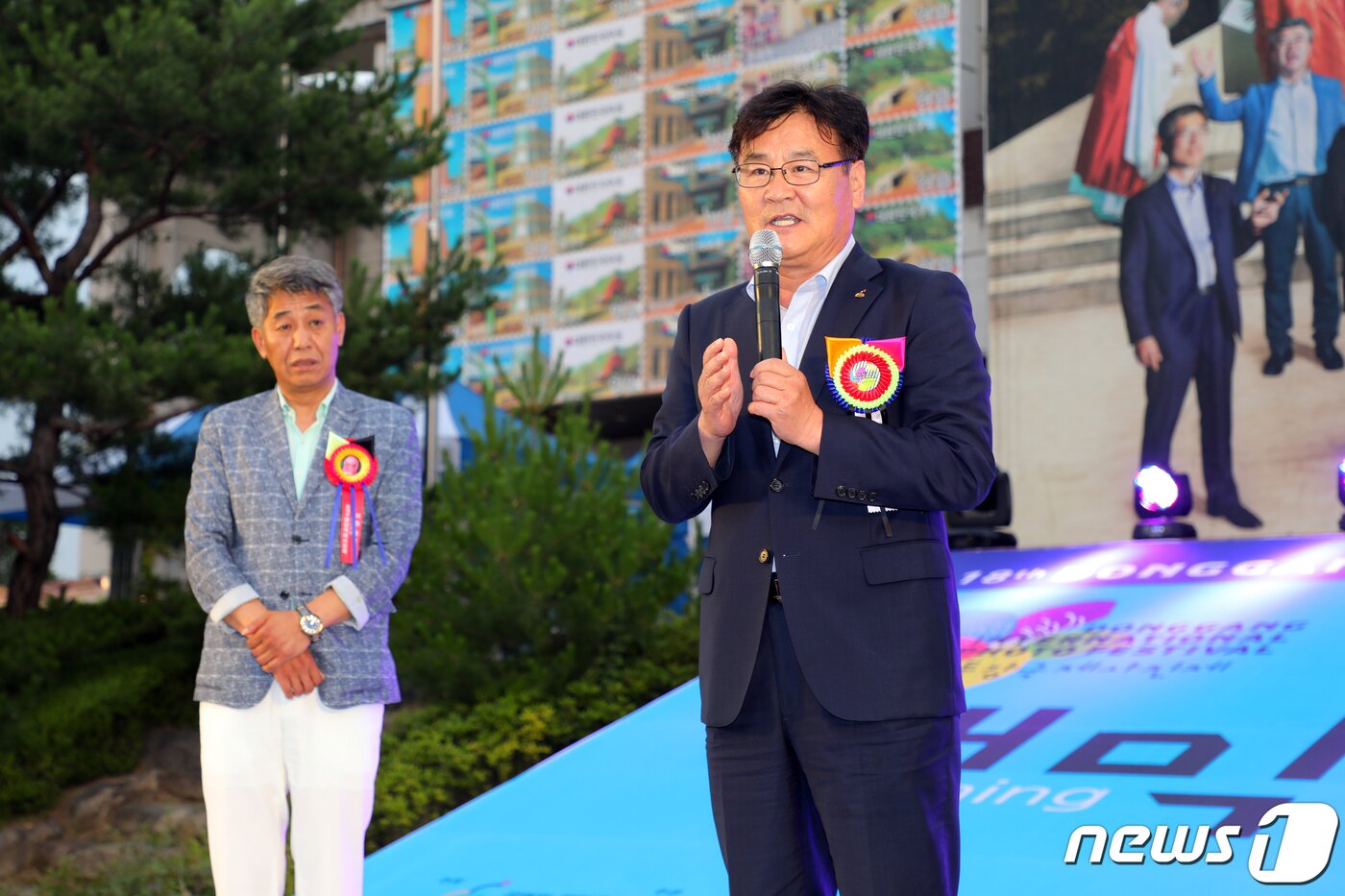 본문 이미지 - 최명서 영월군수(오른쪽)가 12일 강원 영월사진박물관 앞에서 열린 2019년 제18회 동강국제사진제 개막식에서 인사말을 전하고 있다. 영월군이 주최하고 동강사진마을운영위원회, 영월문화재단이 주관하는 2019년 제18회 동강국제사진제는 9월29일까지 강원 영월 동강사진박물관을 중심으로 시내 일원에서 열린다. 오른쪽부터 최명서 군수, 윤길로 군의장. 2019.7.12/뉴스1 ⓒ News1 박하림 기자