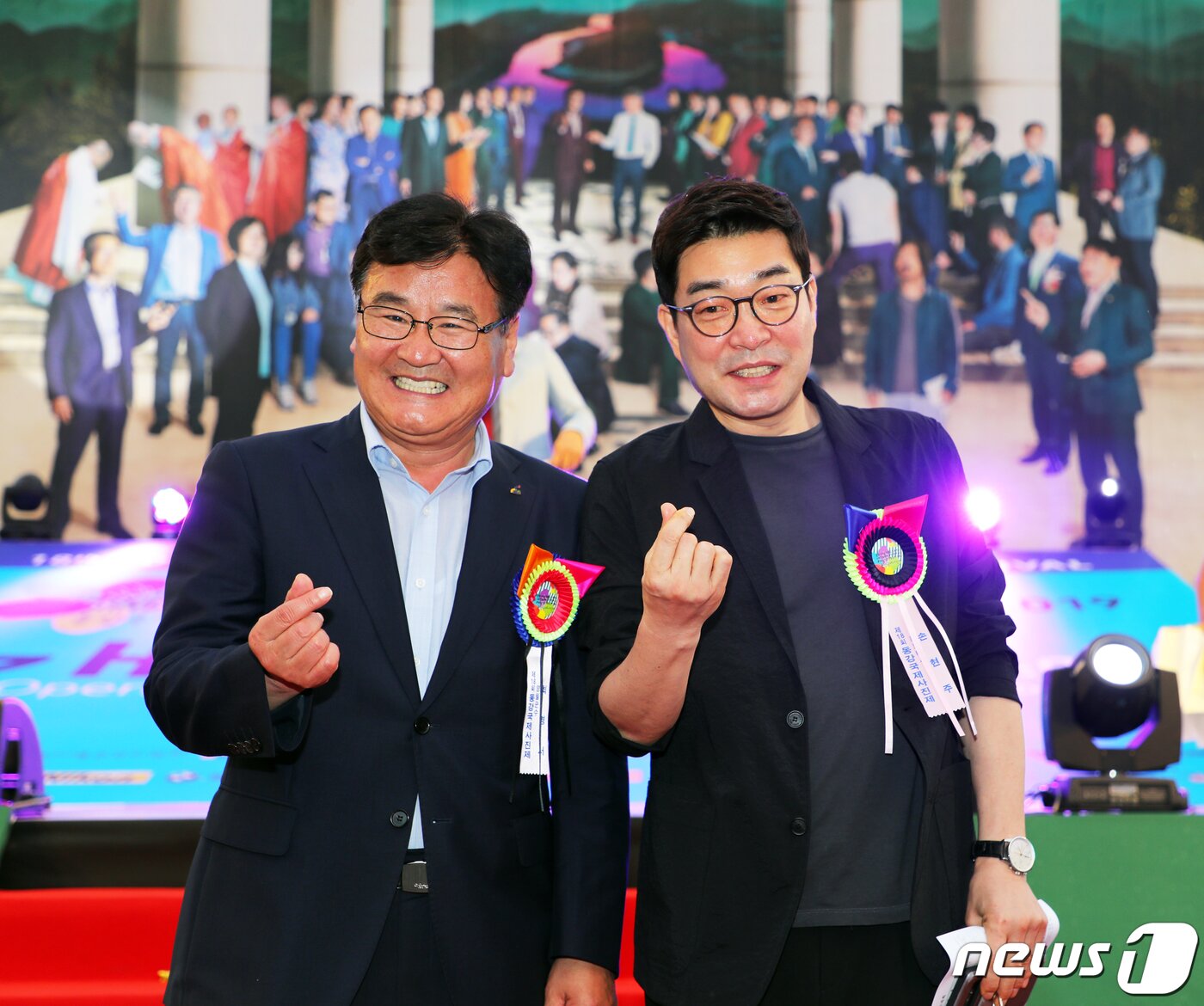 본문 이미지 - 최명서 영월군수와 배우 손현주씨가 12일 강원 영월사진박물관 앞에서 열린 2019년 제18회 동강국제사진제 개막식에서 기념촬영을 하고 있다. 영월군이 주최하고 동강사진마을운영위원회, 영월문화재단이 주관하는 2019년 제18회 동강국제사진제는 9월29일까지 강원 영월 동강사진박물관을 중심으로 시내 일원에서 열린다. 2019.7.12/뉴스1 ⓒ News1 박하림 기자