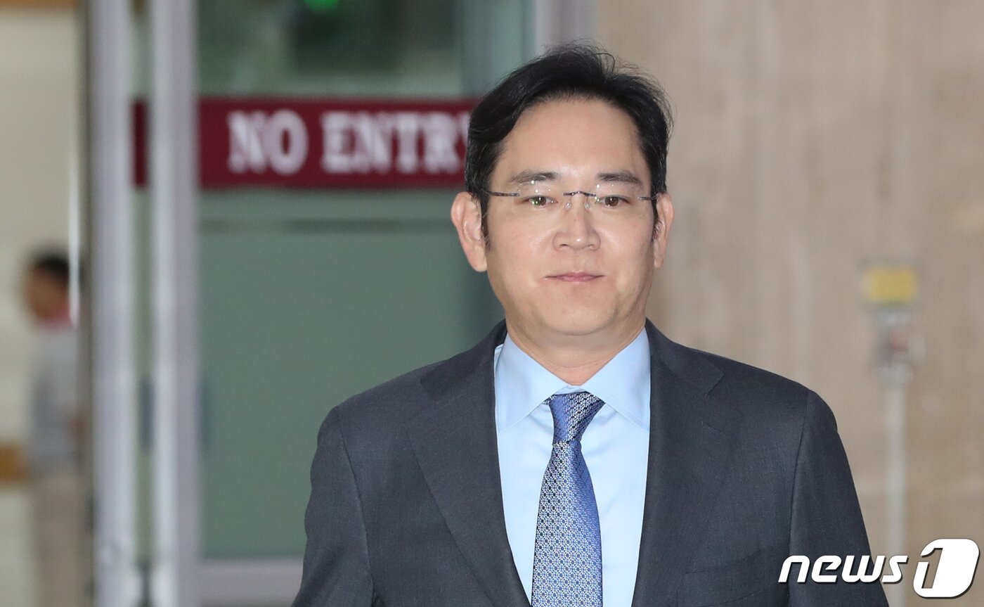 본문 이미지 - 이재용 삼성전자 부회장이 일본 출장을 마치고  지난 7월 12일 서울 강서구 김포국제공항에 도착하고 있다. 2019.7.12/뉴스1 ⓒ News1 허경 기자