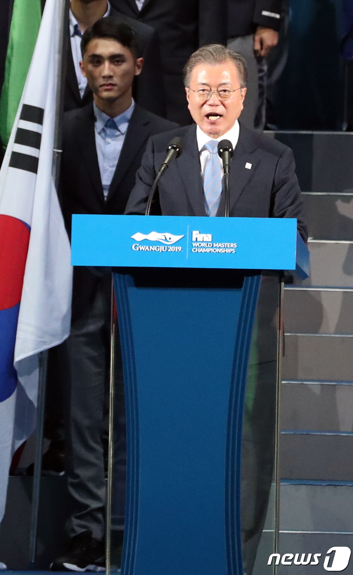 본문 이미지 - 문재인 대통령이 12일 광주 광산구 광주여자대학교에서 열린 &#39;2019 광주 세계수영선수권대회&#39; 개막식에서 개회사를 하고 있다. ‘평화의 물결 속으로&#40;Dive into PEACE&#41;’라는 슬로건을 내건 이번 대회에는 194개 나라에서 만 5천명의 선수와 임원이 참가해 역대 최대 규모로 치러진다. 2019.7.12/뉴스1 ⓒ News1 황기선 기자