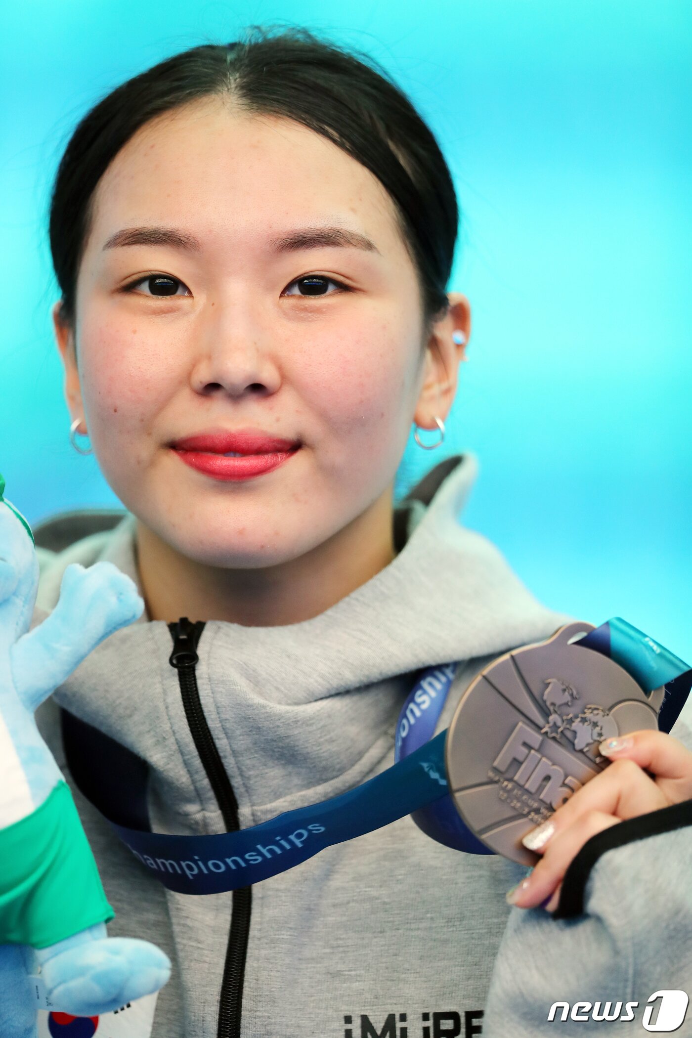 본문 이미지 - 대한민국 김수지가 13일 광주 광산구 남부대학교에서 열린 '2019 광주 세계수영선수권대회' 여자 1m 스프링보드 결승에 출전, 동메달을 획득하고 메달을 들어 보이고 있다. 김수지는 한국 다이빙 역사상 첫 세계수영선수권대회 메달을 획득했다. 2019.7.13/뉴스1 ⓒ News1 황희규 기자