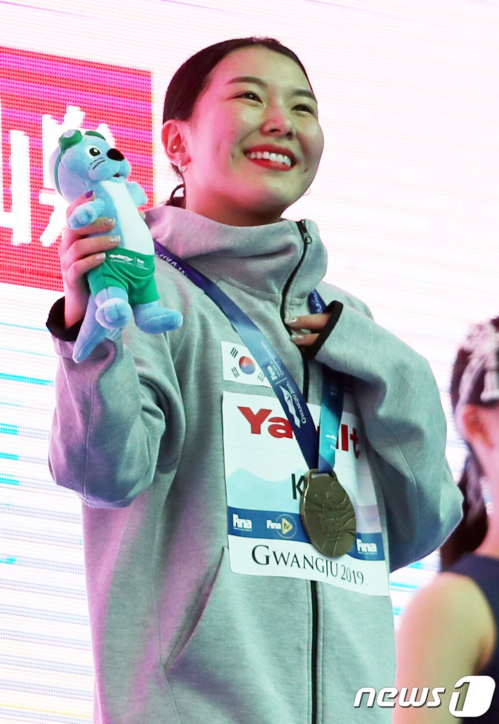 본문 이미지 - 대한민국 김수지가  지난 7월13일 광주 광산구 남부대학교에서 열린 '2019 광주 세계수영선수권대회' 여자 1m 스프링보드 결승에 출전, 동메달을 수상한 뒤 응원 팬들에게 인사하고 있다. 김수지는 한국 다이빙 역사상 첫 세계수영선수권대회 메달을 획득했다. 2019.7.13/뉴스1 ⓒ News1 황희규 기자