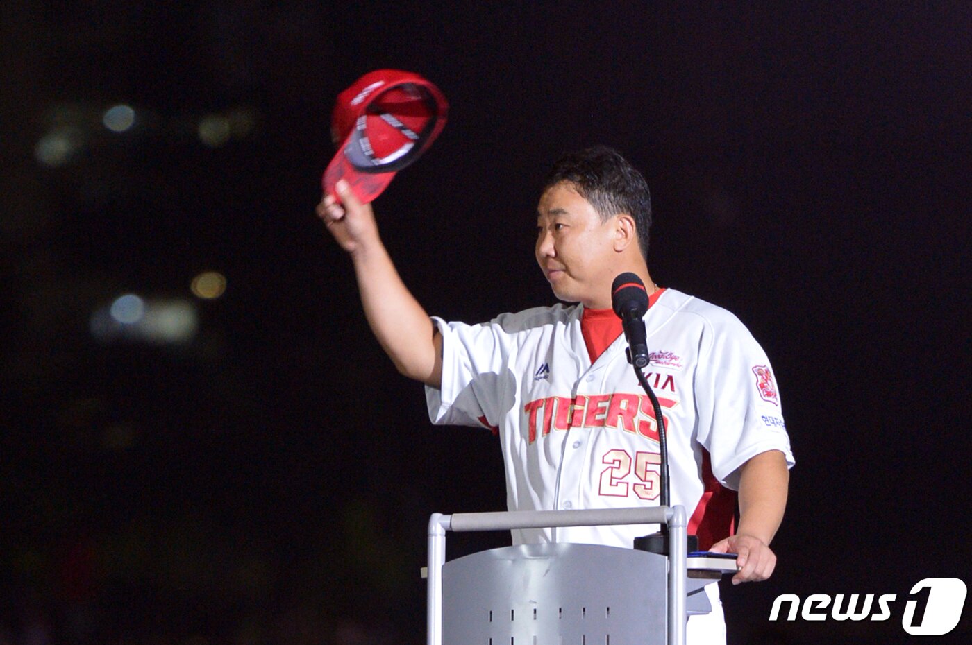 본문 이미지 - 2019년 은퇴식 당시의 이범호 감독. /뉴스1 DB ⓒ News1 한산 기자
