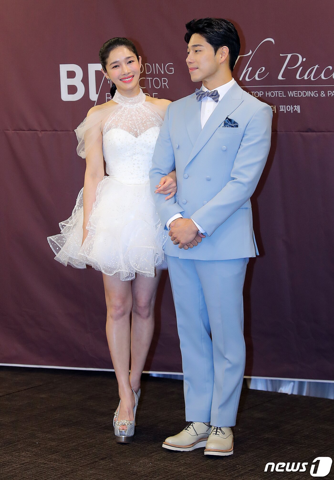 본문 이미지 - 배우 선우선과 무술감독 겸 배우 이수민이 14일 오후 서울 강남구 논현동 뉴힐탑호텔에서 열리는 결혼식에 앞서 기자회견을 열고 포즈를 취하고 있다. 2019.7.14/뉴스1 ⓒ News1 구윤성 기자