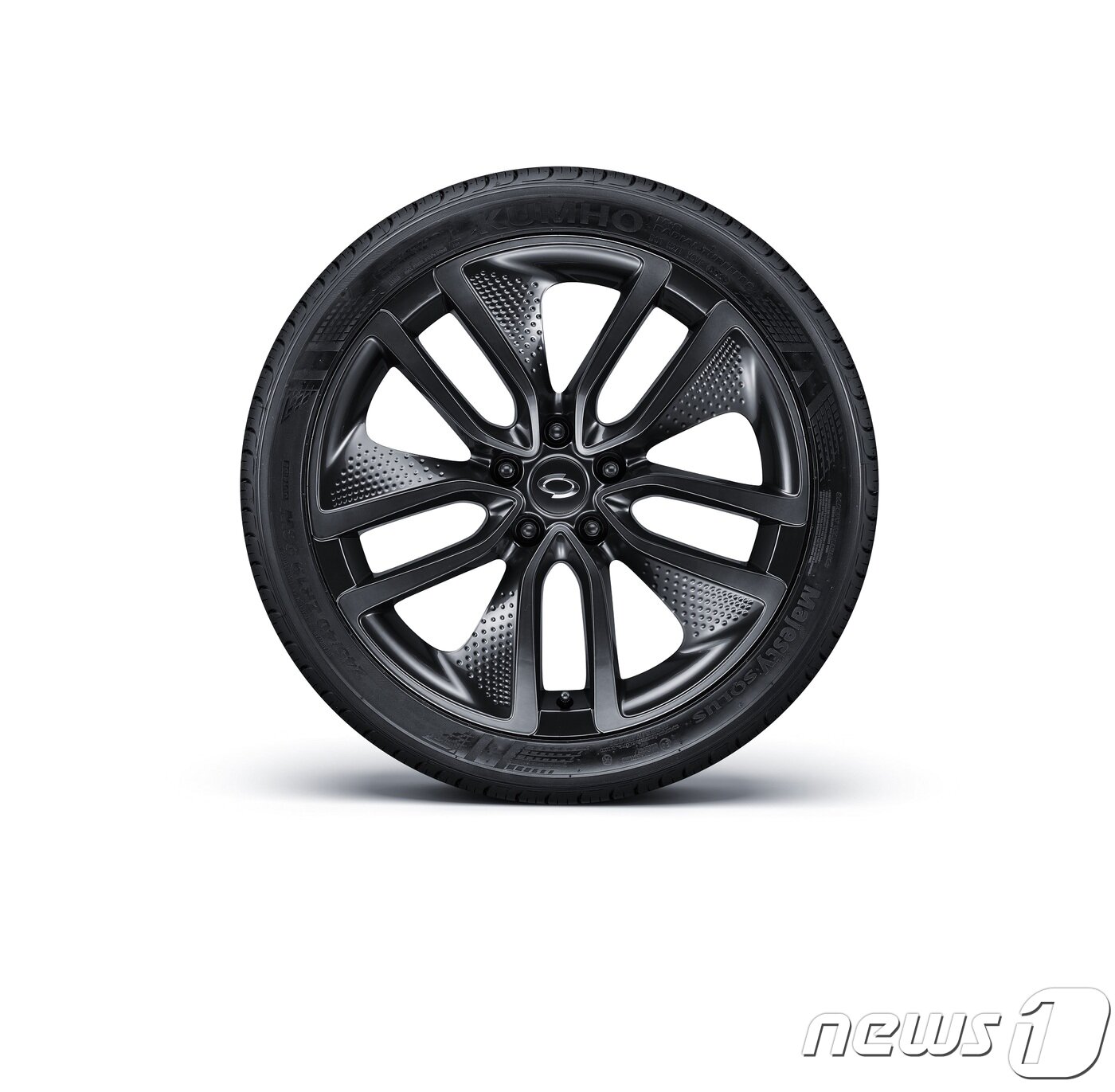 본문 이미지 - 2020 SM6 S-Look 타이어ⓒ 뉴스1