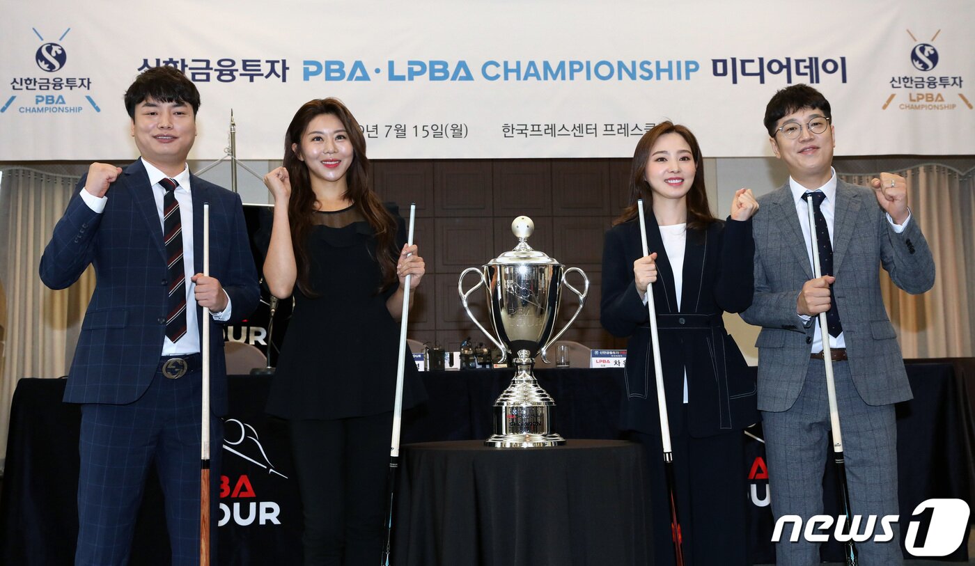 본문 이미지 - 15일 오전 서울 중구 태평로 한국프레스센터에서 열린 신한금융투자 PBAㆍLPBA 챔피언십 미디어데이에서 강민구(왼쪽부터), 김가영, 차유람, 오성욱 선수가 취재진을 향해 포즈를 취하고 있다. 신한금융투자 PBAㆍLPBA 챔피언십은 오는 22일부터 26일까지 잠실롯데호텔월드 크리스탈볼룸에서 개최된다. 한편 이날 미디어데이에는 와일드카드로 출전하게된 포켓볼 선수 차유람과 김가영, PBA의 오성욱과 강민구 선수가 참석했다. 2019.7.15/뉴스1 ⓒ News1 박정호 기자
