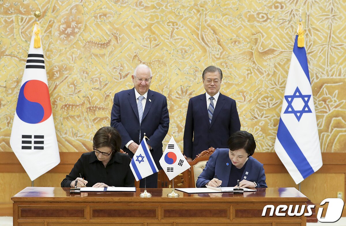 본문 이미지 - 유은혜 사회부총리 겸 교육부 장관과 이스라엘 야파 질버샤츠 고등교육위원회 기획예산위원회 위원장이 15일 오전 청와대에서 문재인 대통령과 레우벤 리블린 이스라엘 대통령이 지켜보는 가운데 고등교육 협력 업무협약을 체결하고 있다. (청와대 제공) 2019.7.15/뉴스1