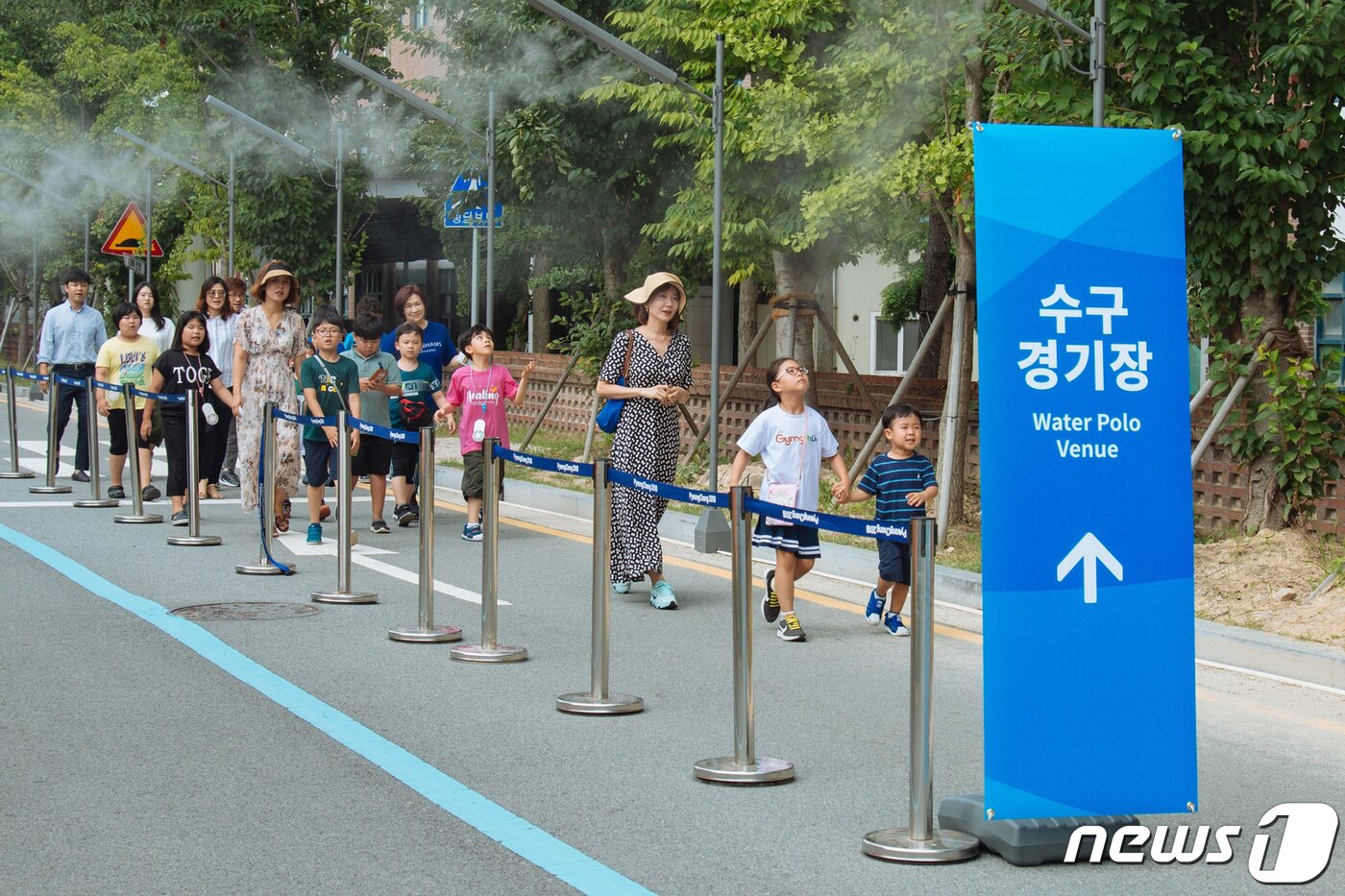 본문 이미지 - 2019광주세계수영선수권대회가 열리는 광주 남부대 주경기장 수구경기장 가는 길에 쿨링포크가 설치돼 관람객들에게 시원함을 주고 있다.(광주세계수영선수권대회 조직위 제공)2019.7.15/뉴스1 ⓒ News1