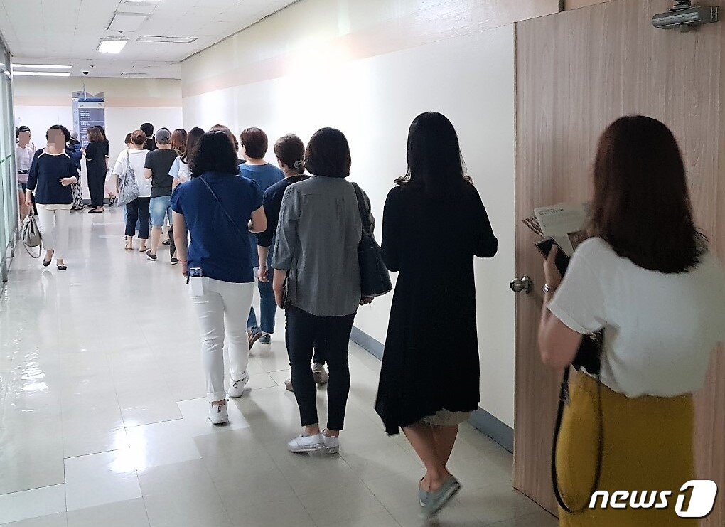 본문 이미지 - 15일 이케아 기흥점 채용설명회를 찾은 구직자들. 2019.7.15/뉴스1 ⓒ 뉴스1 조현기 기자