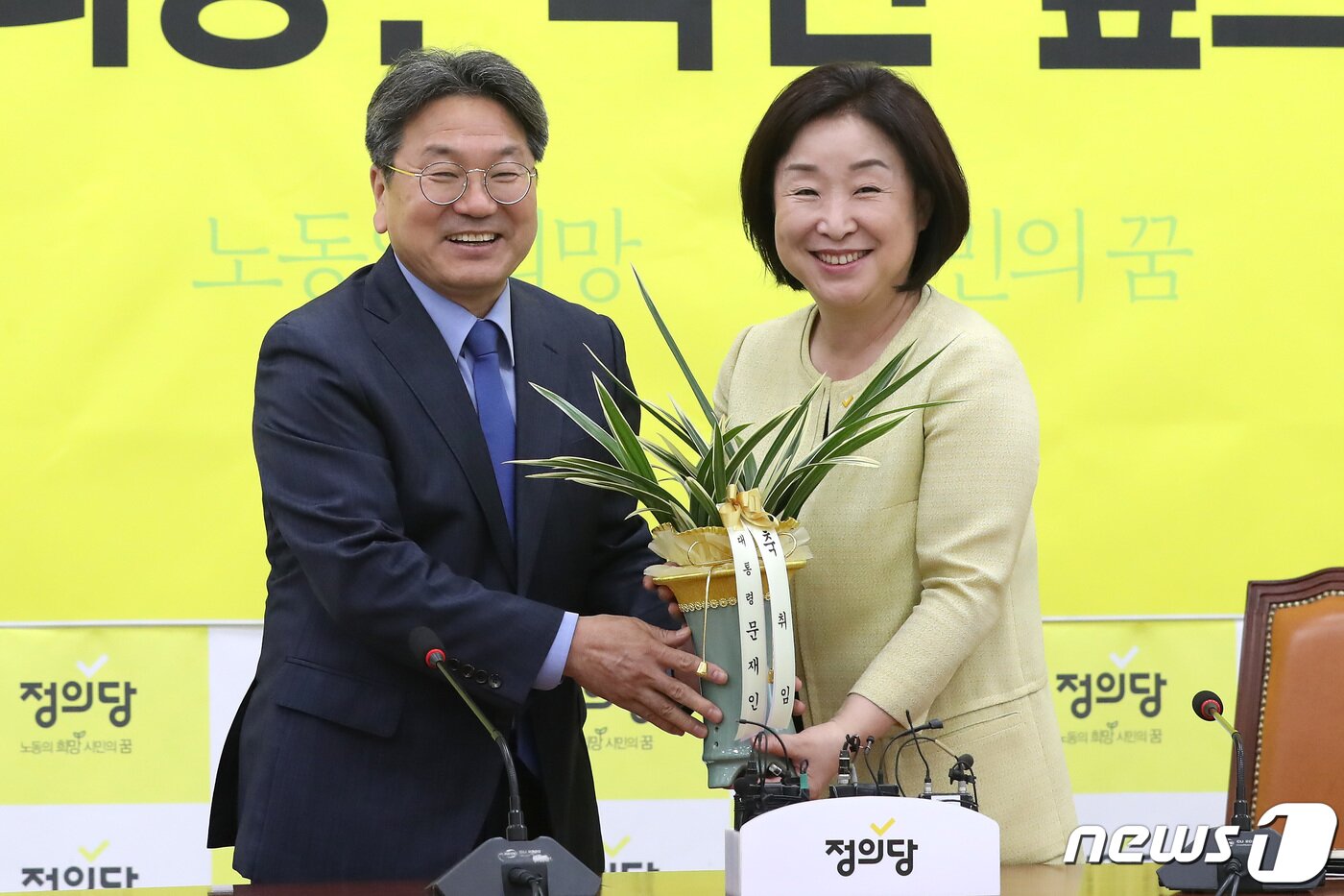 본문 이미지 - 강기정 청와대 정무수석과 심상정 정의당 대표. 2019.7.15/뉴스1 ⓒ News1 임세영 기자