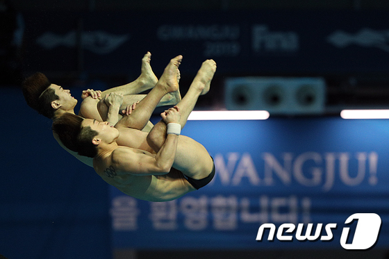 멋진 다이빙 연기 펼치는 우하람·김영남