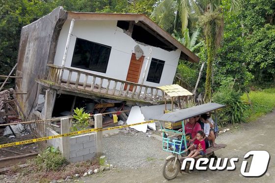 [사진] 지진으로 기울어진 필리핀의 주택