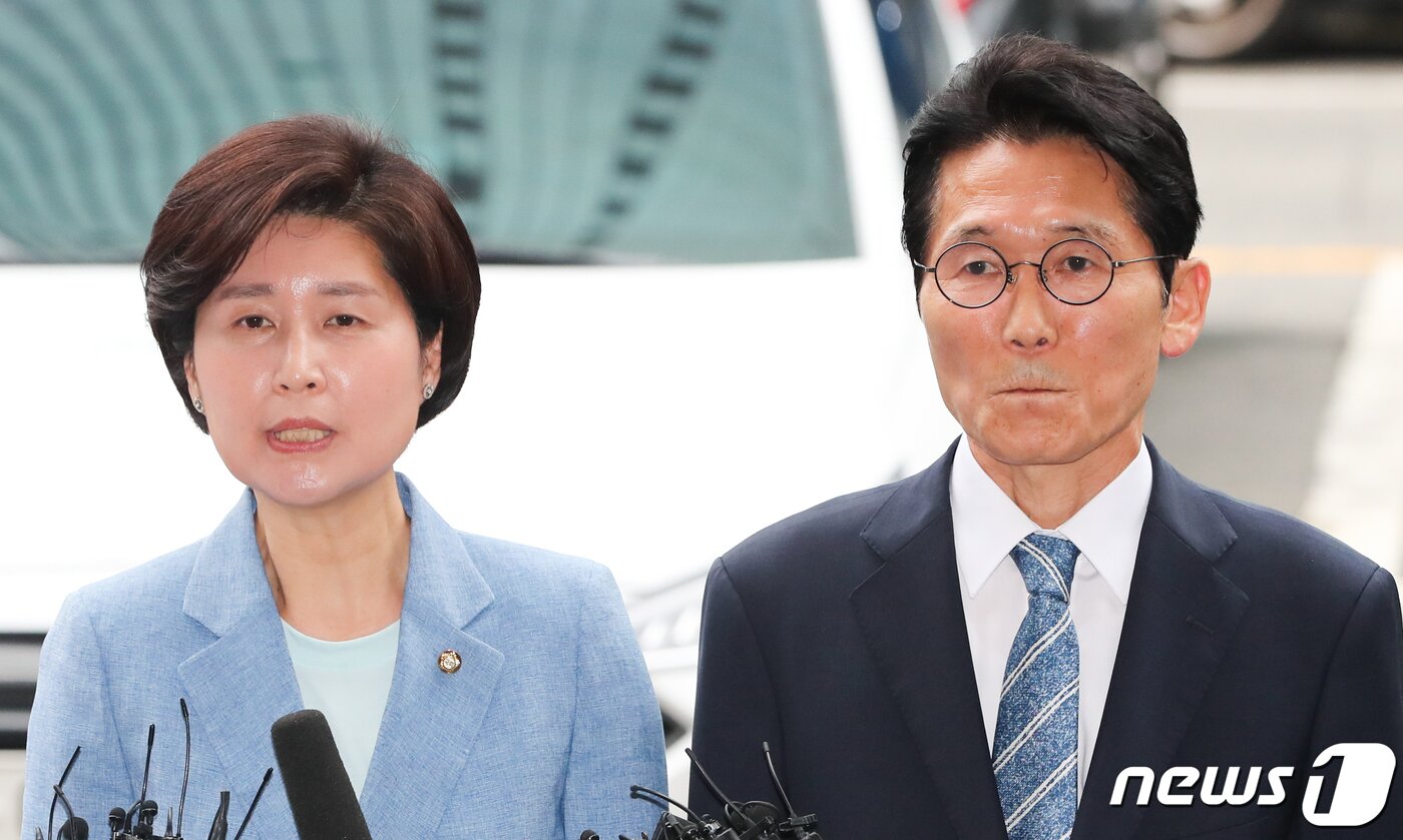 본문 이미지 - 패스트트랙 처리 과정에서 국회 의안과 앞 폭력사태로 고발된 백혜련 더불어민주당 의원(왼쪽)과 윤소하 정의당 원내대표가 소환 조사를 받기 위해 16일 서울 영등포경찰서로 들어서며 취재진의 질의에 답하고 있다. 2019.7.16/뉴스1 ⓒ News1 허경 기자