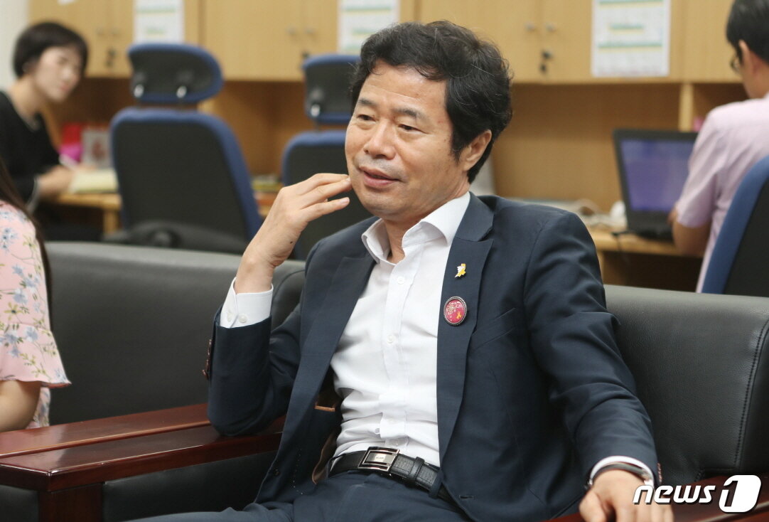 본문 이미지 - 김승환 전북교육감이 지난달 16일 출입기자간담회에서 상산고 등 교육현안에 대해 이야기를 하고 있다.ⓒ 뉴스1임충식기자