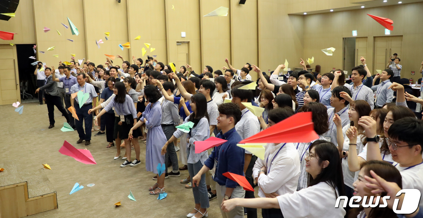 (세종=뉴스1) 장수영 기자 = 16일 세종시 어진동 정부세종컨벤션센터에서 열린 정부혁신어벤져스 첫 모임 회의에서 43개 부처의 신규공무원들이 정부혁신 방안을 적은 종이비행기 퍼포 …