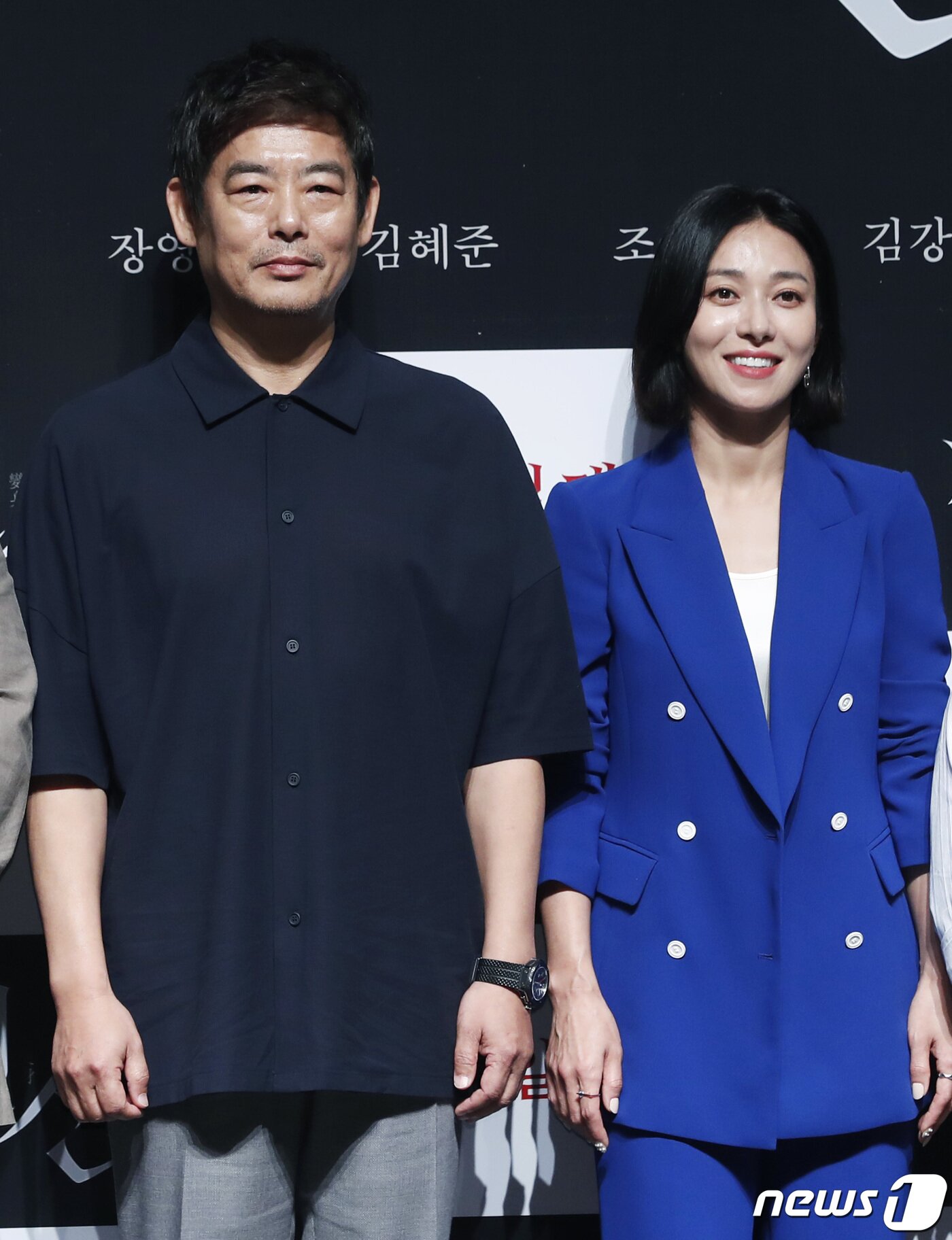 본문 이미지 - 배우 성동일, 장영남(오른쪽)이 16일 서울 강남구 압구정로에 위치한 CGV 압구정에서 열린 영화 ‘변신’ 제작보고회에 참석해 포즈를 취하고 있다. '변신'은 사람의 모습으로 변신하는 악마가 가족 안에 숨어들며 벌어지는 기이하고 섬뜩한 사건을 그린 공포스릴러이다. 2019.7.16/뉴스1 ⓒ News1 권현진 기자