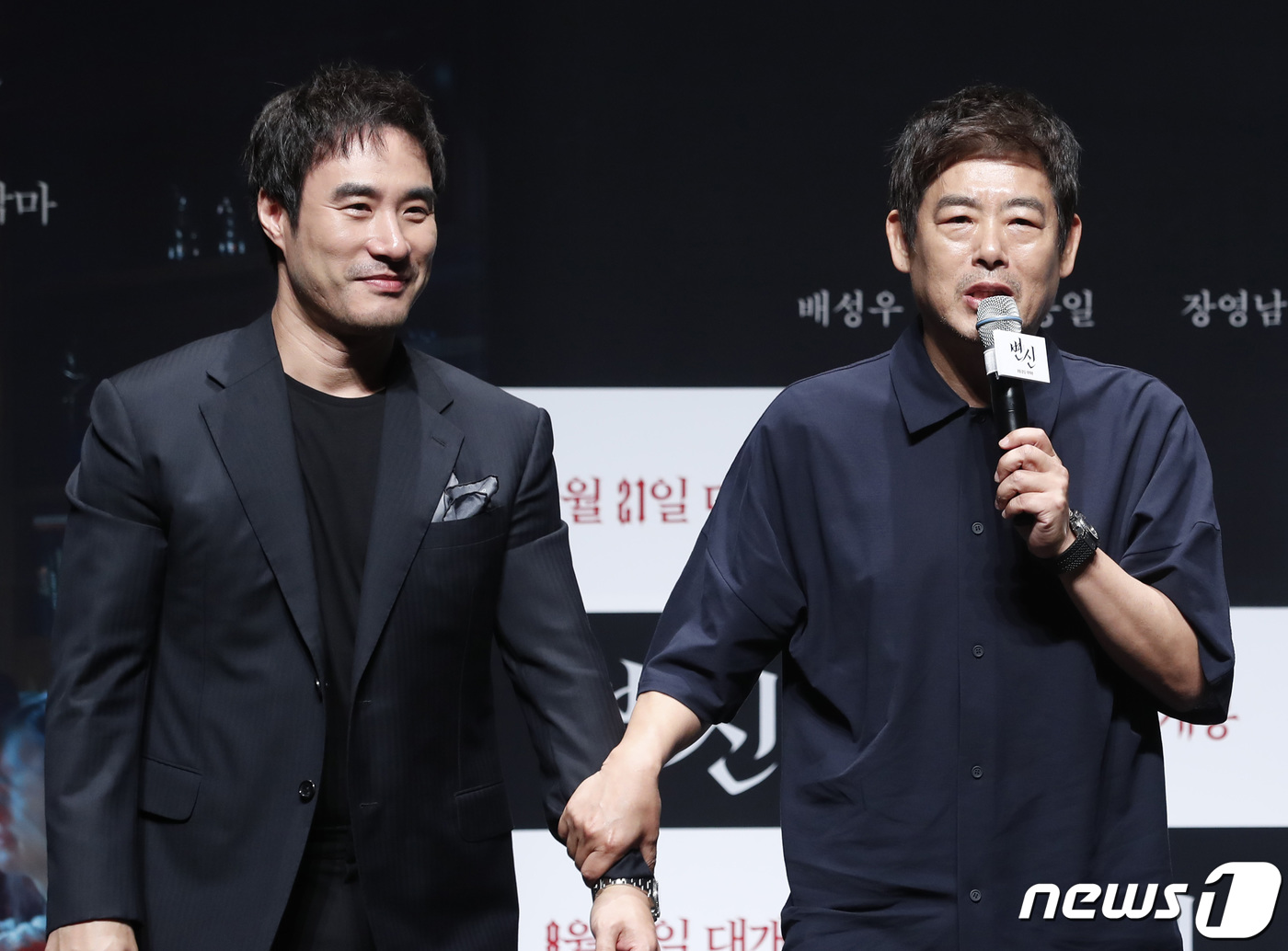 (서울=뉴스1) 권현진 기자 = 배우 배성우, 성동일(오른쪽)이 16일 서울 강남구 압구정로에 위치한 CGV 압구정에서 열린 영화 ‘변신’ 제작보고회에 참석해 포즈를 취하고 있다. …