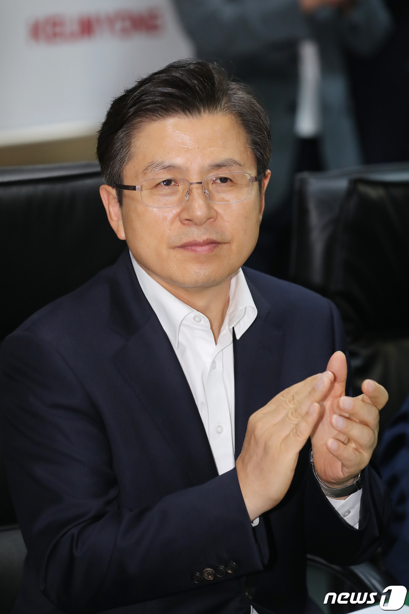 (대구=뉴스1) 공정식 기자 = 황교안 자유한국당 대표가 민생탐방을 위해 16일 오전 대구 북구 산격동의 한 섬유·산업기계 및 선박부품 제조업체를 방문해 기업 관계자들과 간담회를 …