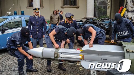 [사진] 극우세력 보유 미사일 압수하는 이탈리아 경찰