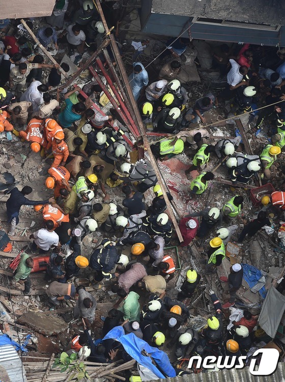 [사진] 印 뭄바이 건물 붕괴현장의 긴박한 구조대원들
