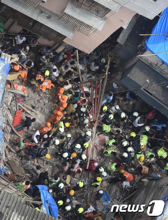 [사진] 폭우로 印 뭄바이 100년된 4층 건물 폭삭 무너져