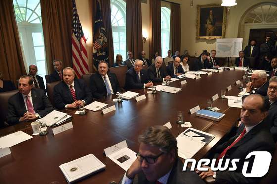 [사진] 백악관 각료회의 주재하는 트럼프