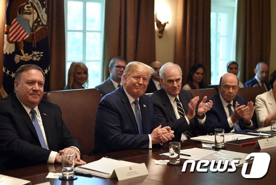 [사진] 백악관 각료회의서 박수치는 트럼프 대통령