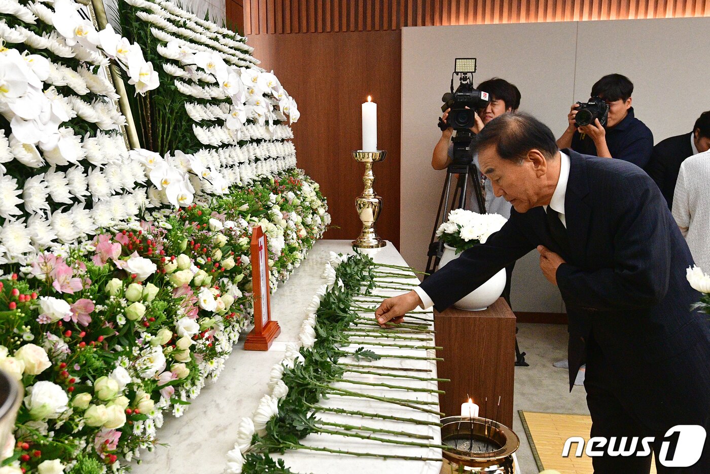 본문 이미지 - 이재오 전 의원이 17일 서울 신촌 세브란스 병원 장례식장에 마련된 故 정두언 전 의원의 빈소를 찾아 조문하고 있다. 2019.7.17/뉴스1 ⓒ News1 성동훈 기자