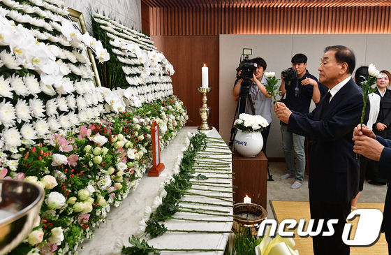 이재오 전 의원이 17일 서울 신촌 세브란스 병원 장례식장에 마련된 故 정두언 전 의원의 빈소를 찾아 조문하고 있다. 2019.7.17/뉴스1 © News1 성동훈 기자