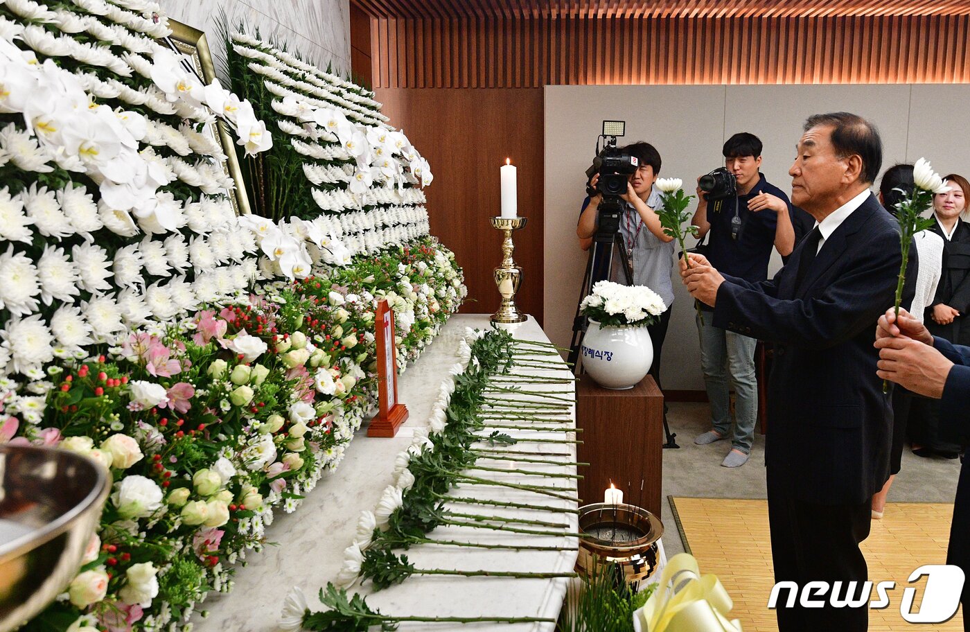 본문 이미지 - 이재오 전 의원이 17일 서울 신촌 세브란스 병원 장례식장에 마련된 故 정두언 전 의원의 빈소를 찾아 조문하고 있다. 2019.7.17/뉴스1 ⓒ News1 성동훈 기자