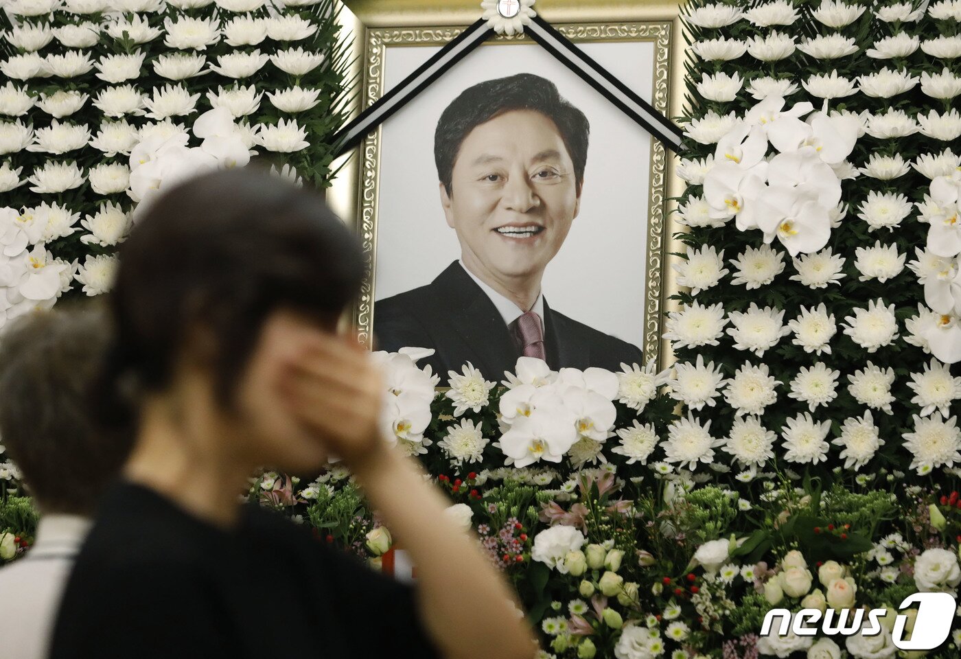 본문 이미지 - 17일 서울 서대문구 세브란스병원 장례식장에 마련된 고 정두언 전 새누리당 의원의 빈소에서 조문객들이 조문하고 있다. 2019.7.17/뉴스1 ⓒ News1 성동훈 기자