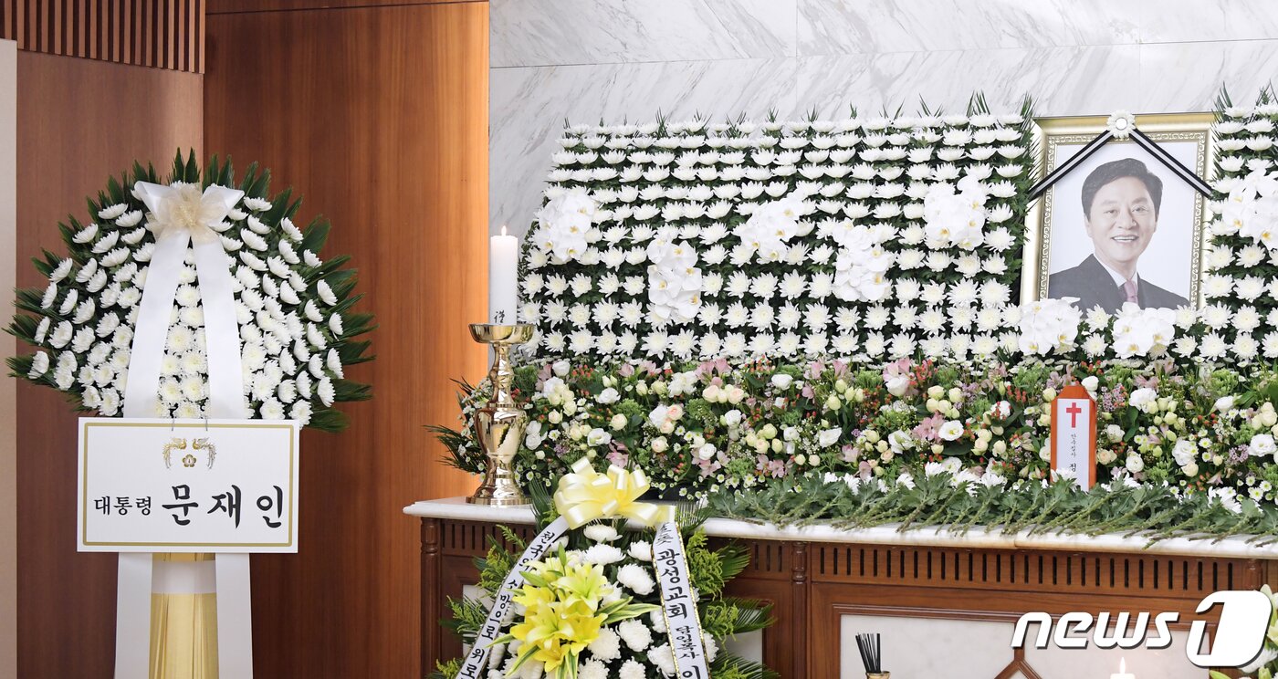 본문 이미지 - 17일 오후 서울 서대문구 신촌 세브란스병원 장례식장에 마련된 고 정두언 전 의원 빈소에 문재인 대통령의 근조화환이 놓여 있다. 2019.7.17/뉴스1 ⓒ News1 성동훈 기자