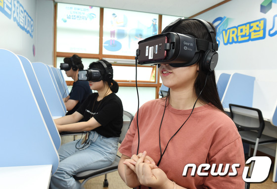 부경대 VR 전용 면접실에서 학생들이 VR 기기를 착용하고 가상 면접을 진행하고 있다.(부경대 제공)© 뉴스1