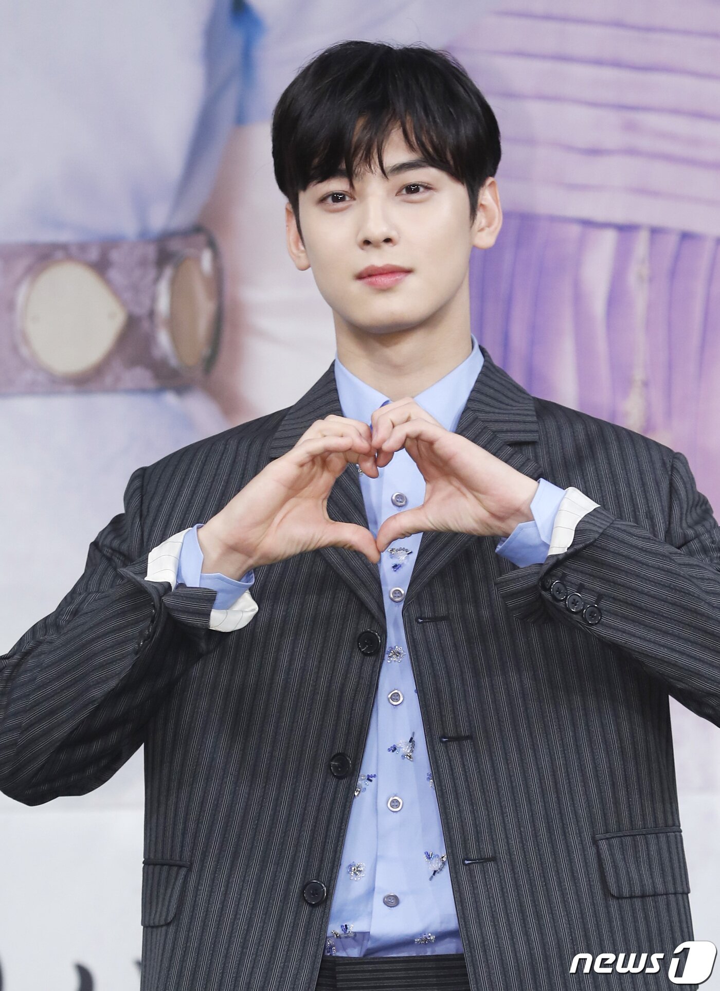 본문 이미지 - 아스트로 차은우가 17일 오후 서울 마포구 상암동 MBC 골든마우스홀에서 열린 MBC 새 수목 미니시리즈 '신입사관 구해령' 제작발표회에 참석해 포즈를 취하고 있다. '신입사관 구해령'은 조선의 첫 문제적 여사(女史) 구해령(신세경 분)과 반전 모태솔로 왕자 이림(차은우 분)의 '필' 충만 로맨스를 그린 작품이다. 2019.7.17/뉴스1 ⓒ News1 권현진 기자