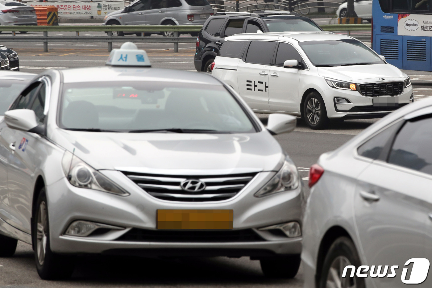 (서울=뉴스1) 이광호 기자 = 국토교통부가 '혁신성장과 상생발전을 위한 택시제도 개편방안'을 발표한 17일 서울 도심에서 택시와 '타다'차량이 운행하고 있다. 앞으로 '타다'와 …