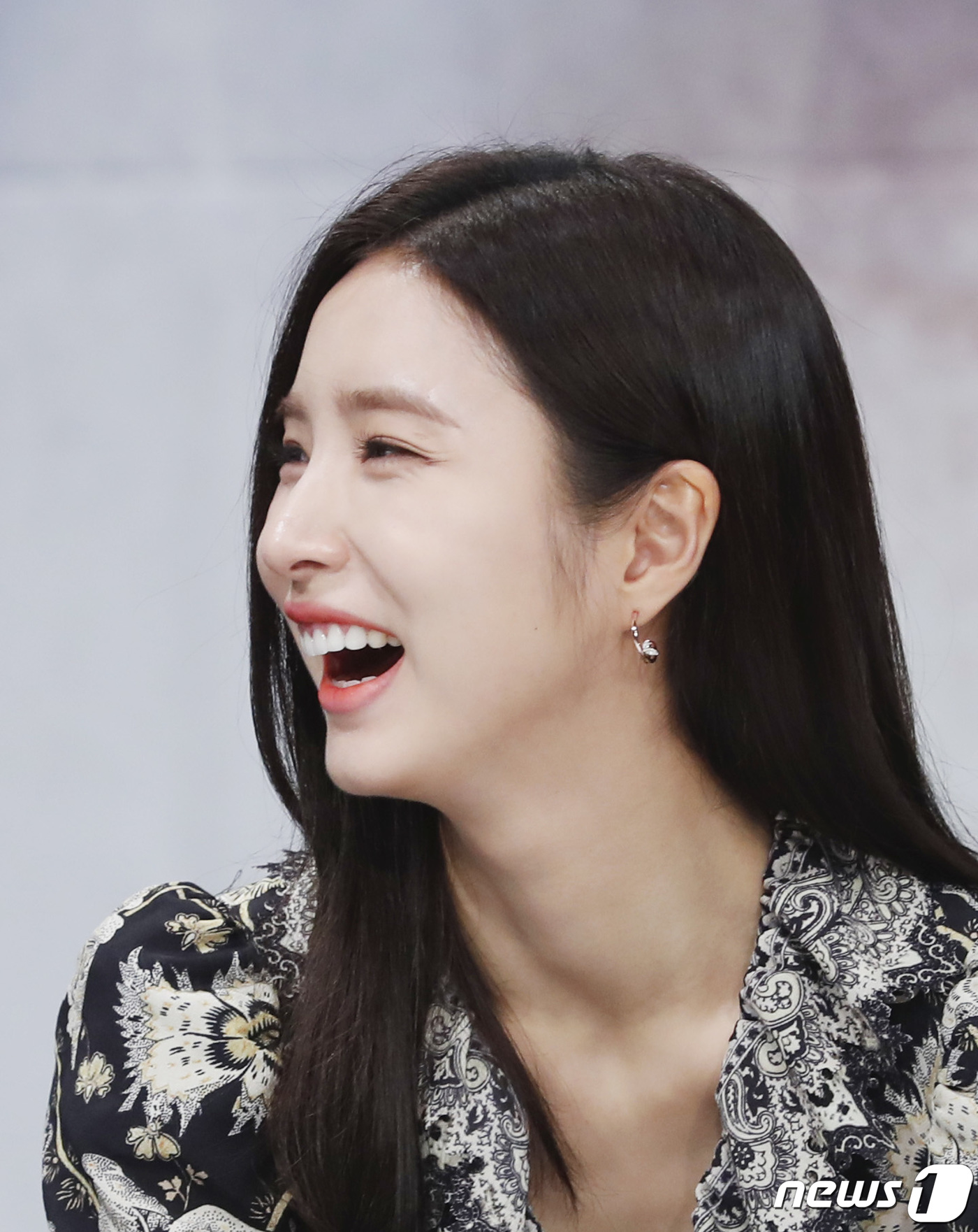 (서울=뉴스1) 권현진 기자 = 배우 신세경이 17일 오후 서울 마포구 상암동 MBC 골든마우스홀에서 열린 MBC 새 수목 미니시리즈 '신입사관 구해령' 제작발표회에 참석해 미소를 …