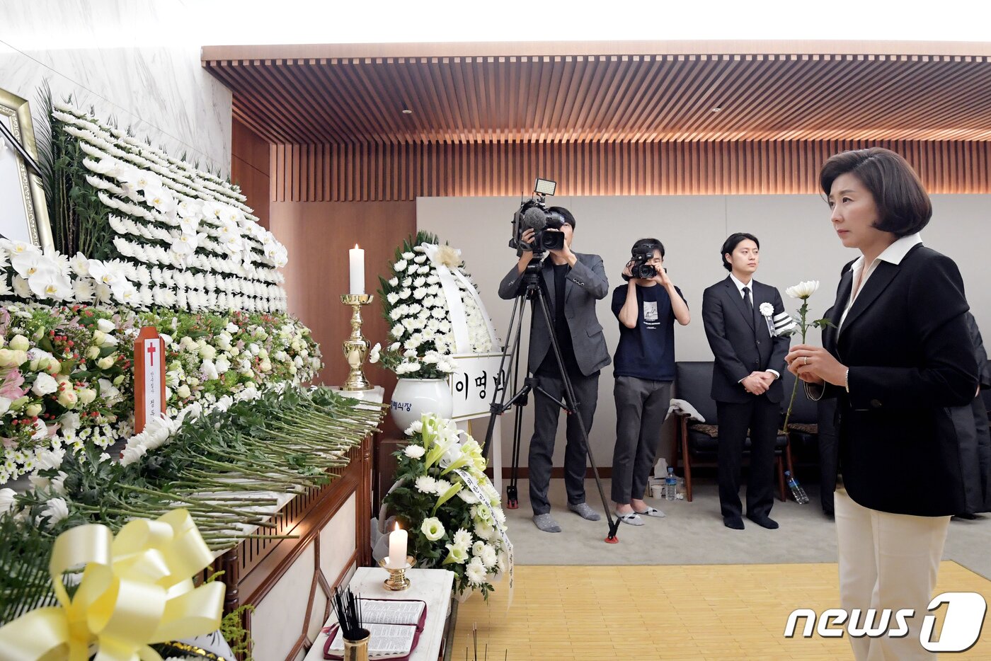 본문 이미지 - 나경원 자유한국당 원내대표가 17일 오후 서울 서대문구 신촌세브란스병원에 차려진 고(故) 정두언 전 의원의 빈소를 찾아 조문하고 있다. 2019.7.17/뉴스1 ⓒ News1 성동훈 기자