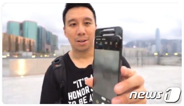 본문 이미지 - 돌아가던 중 멈춘 갤럭시A80 '로테이팅 카메라' (트위터 ben sin 영상 갈무리) ⓒ 뉴스1