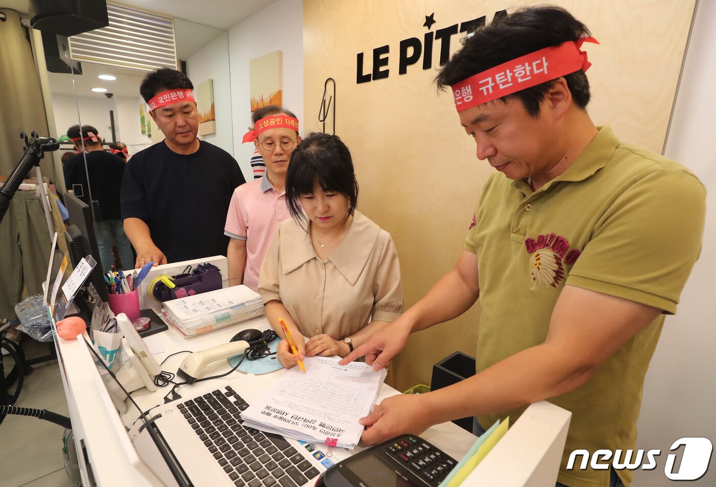 본문 이미지 - 17일 오후 인천시 부평구 부평 문화의 거리에 입점한 상인들이 KB국민은행 불매운동을 벌이고 있다.2019.7.17/뉴스1 /뉴스1 ⓒ News1 정진욱 기자