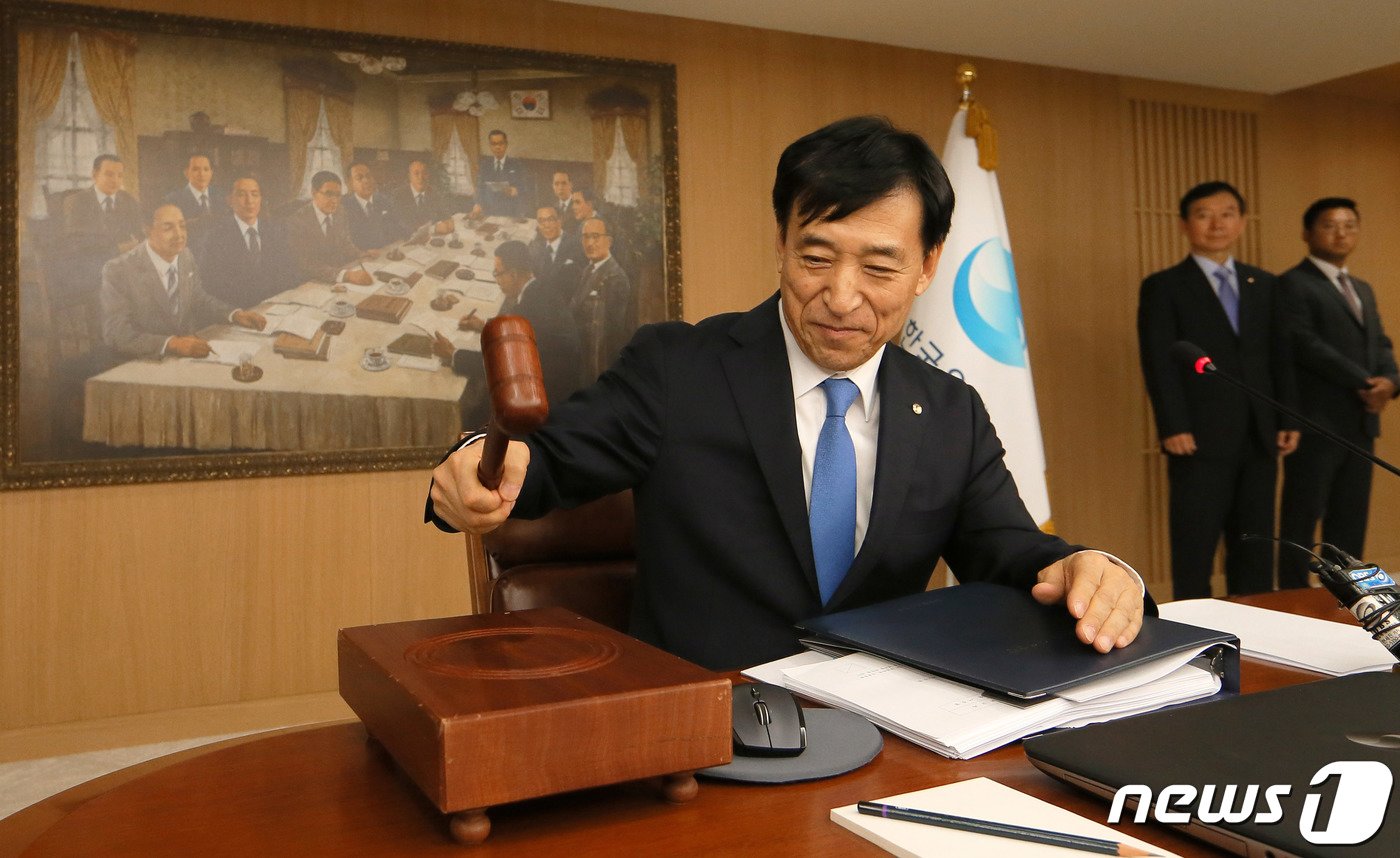 이주열 한국은행 총재가 18일 오전 서울 중구 한국은행에서 금융통화위원회를 알리는 의사봉을 두드리고 있다. 2019.7.18/뉴스1 ⓒ News1 이승배 기자