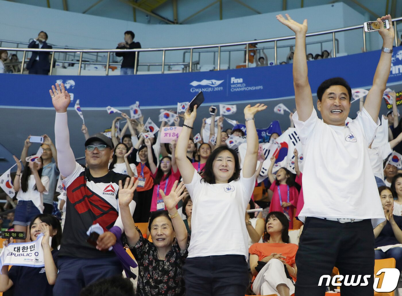 본문 이미지 - 아티스틱 한국 대표팀 가족들이 18일 오전 광주 서구 염주종합체육관 아티스틱수영경기장에서 프리 콤비네이션 종목에 출전해 연기를 펼치고 있는 선수들을 응원하고 있다. 2019.7.18 /뉴스1 ⓒ News1 허단비 기자