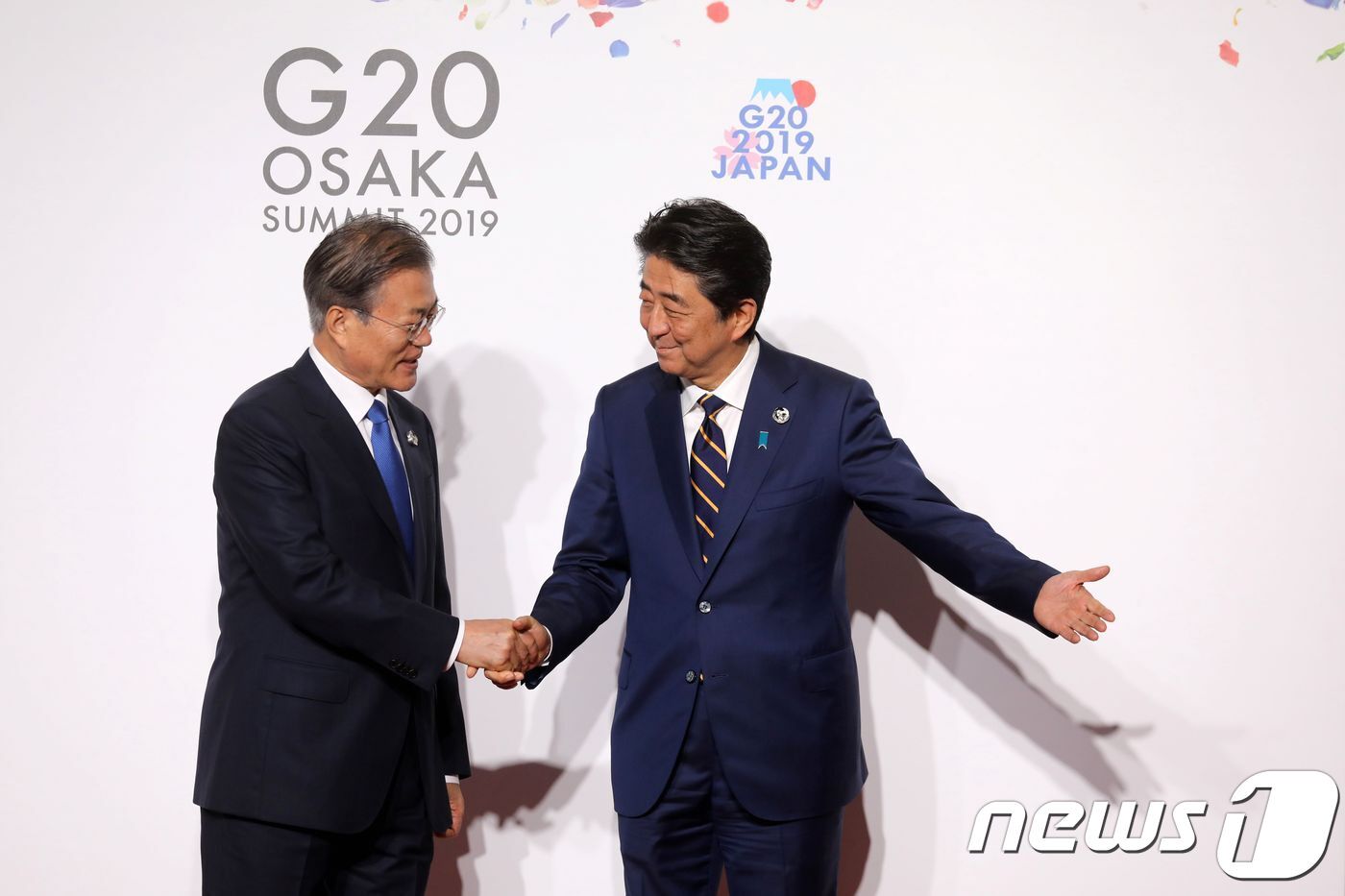 본문 이미지 - 문재인 대통령(왼쪽)과 아베 신조 일본 총리 <자료사진> ⓒ AFP=뉴스1