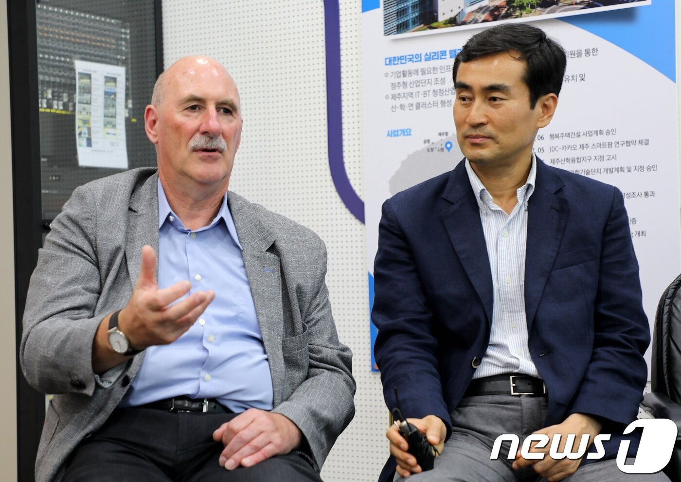 본문 이미지 - 제주국제자유도시개발센터(JDC)는 19일 제주첨단과학기술단지 엘리트빌딩 회의실에서 이성호 JDC 관광사업처장(사진 오른쪽), 닐커우드 하버드대 교수 등이 참석한 가운데 언론 간담회를 갖고 솟을신화역사공원 조성사업 추진계획 등에 대해 밝혔다.2019.7.18/뉴스1ⓒ 뉴스1