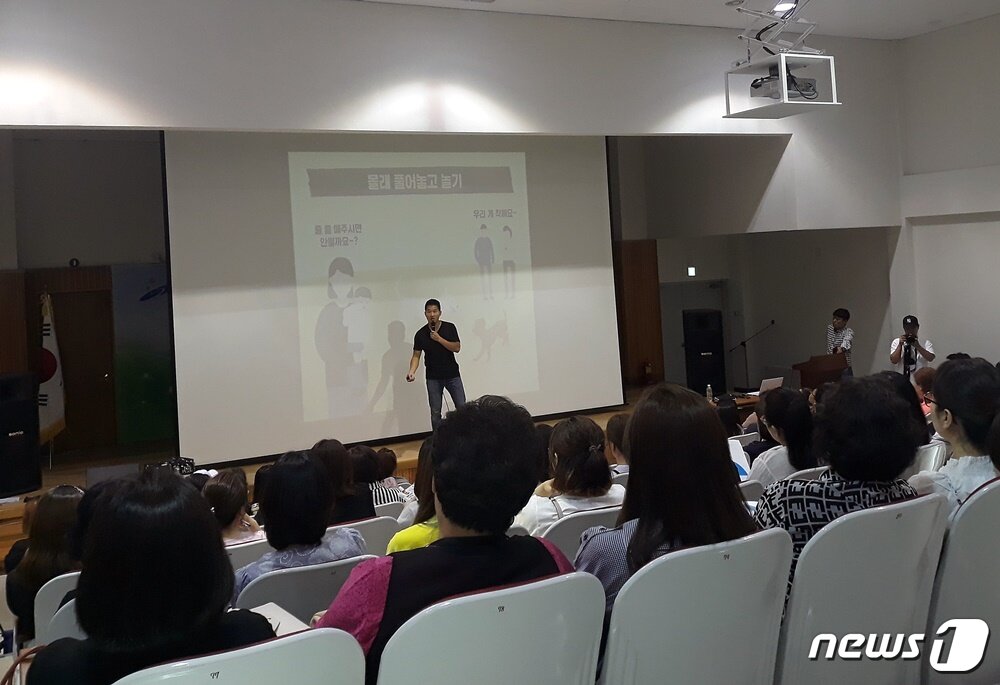 본문 이미지 - 강형욱 훈련사가 18일 안산시농업기술센터에서 진행된 '반려동물 문화교실'에서 강연을 하고 있다. ⓒ 뉴스1 최서윤 기자